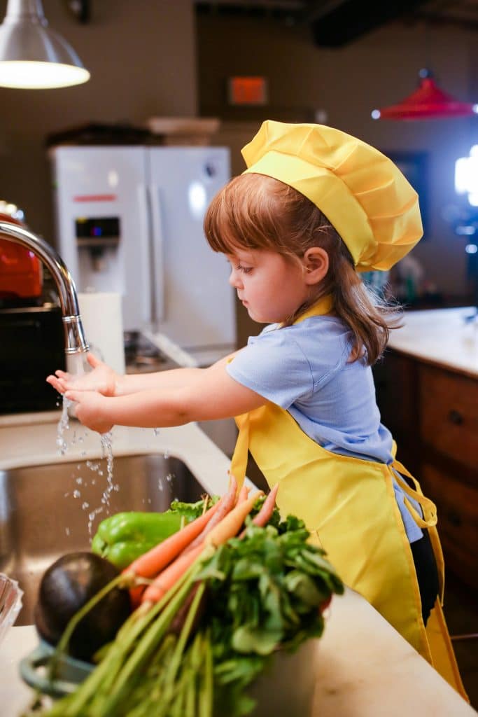 Donner à manger des légumes aux enfants
