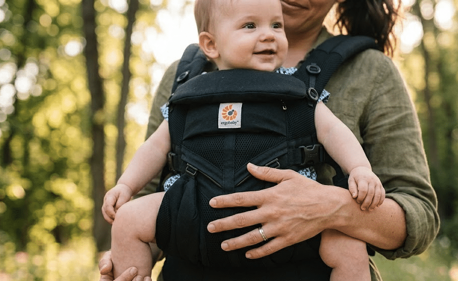Position en M dans un porte-bébé physiologique