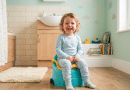 Enfant de 2 ans assis sur un pot coloré lors de l'apprentissage de la propreté